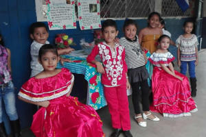 Niños de Primaria de Juigalpa elaboran olla pinolera en honor a mes patrio