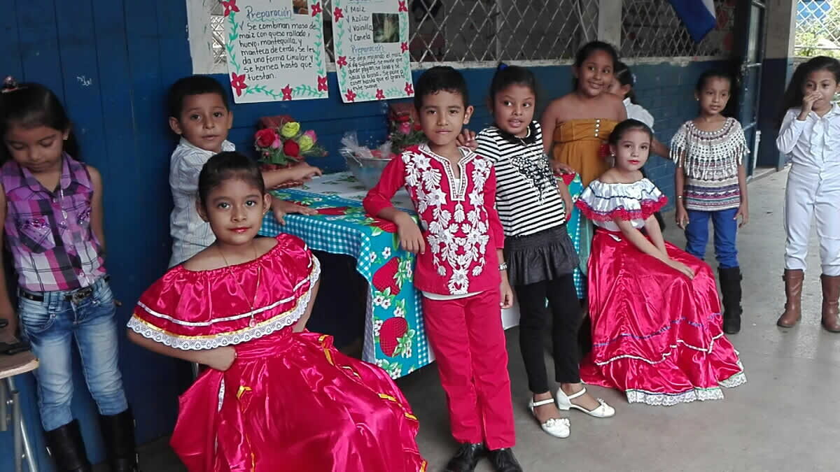 Niños de Primaria de Juigalpa elaboran olla pinolera en honor a mes patrio