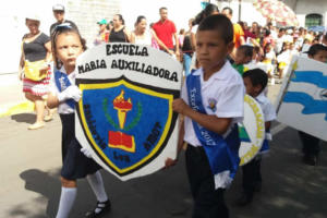 Desfile de Preescolar tiñe de azul y blanco la ciudad de Las Flores