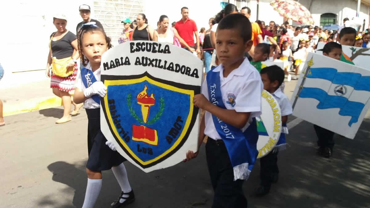 Desfile de Preescolar tiñe de azul y blanco la ciudad de Las Flores