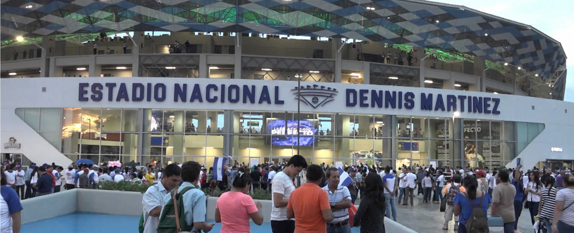 Personalidades públicas nicaragüenses asistieron al primer juego en el nuevo Estadio Dennis Martínez