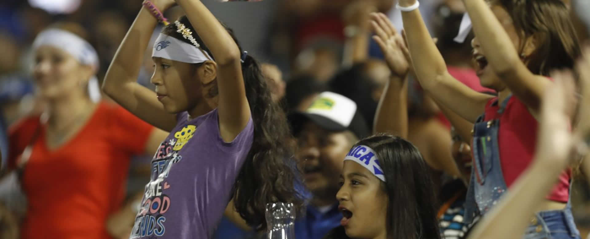 GALERÍA: Familias disfrutan del tercer juego de la Serie Inaugural en el nuevo estadio