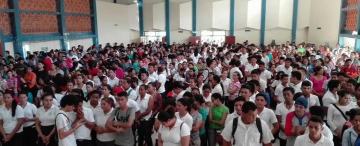Estudiantes de un décimo grado reciben el bono complementario de promoción en Juigalpa