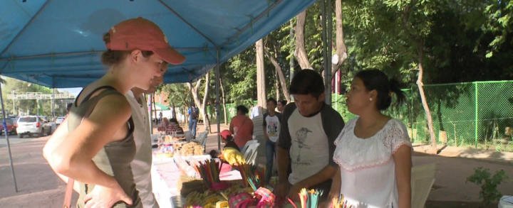 Productos para las fiestas Mariana se ofrecen favorables en la Avenida de Bolívar a Chávez