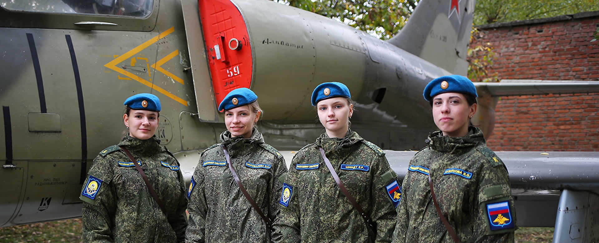 Un grupo de bellas chicas son las primeras aspirantes a pilotar cazas en Rusia