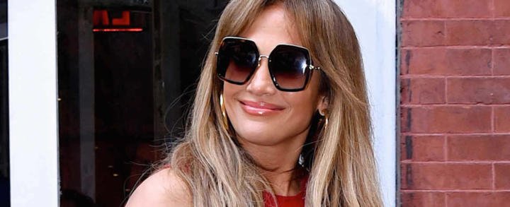 Jennifer Lopez presume de su esbelto cuerpo semidesduno en Dubai