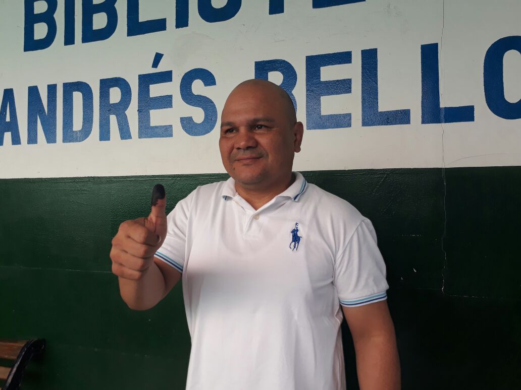  Rosendo "El Búfalo" Álvarez, depositó su voto en horas de la mañana 
