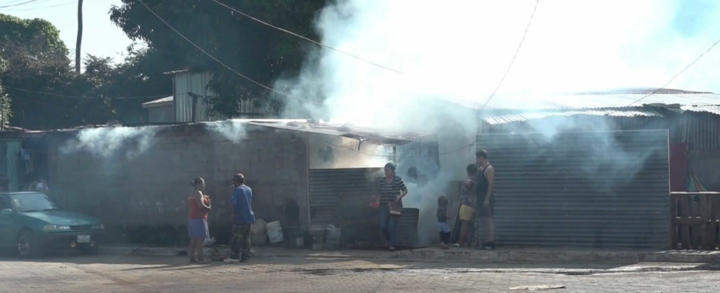 Brigadistas de la salud fumigan las viviendas del Barrio San Judas