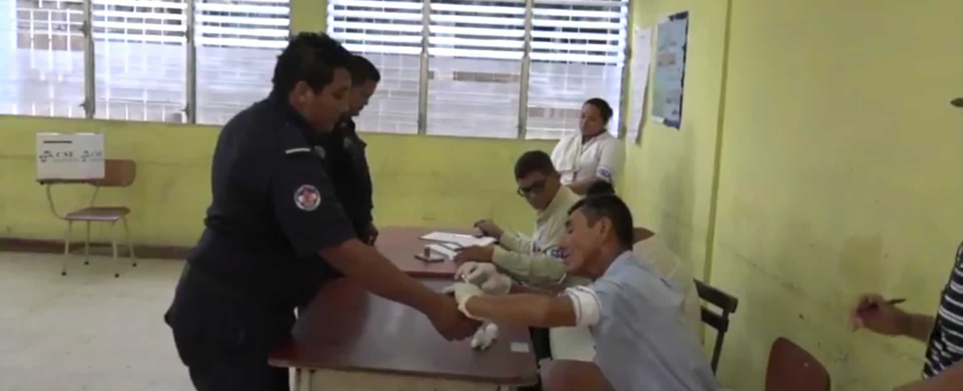 Población en Ciudad Sandino acude al Colegio Público Augusto C. Sandino a depositar su voto