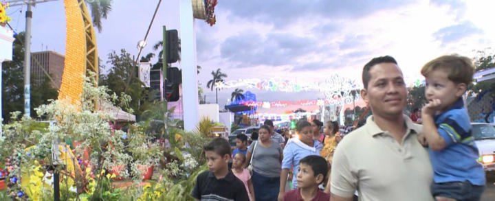 Familias visitan altares en honor a María en Avenida Bolivar