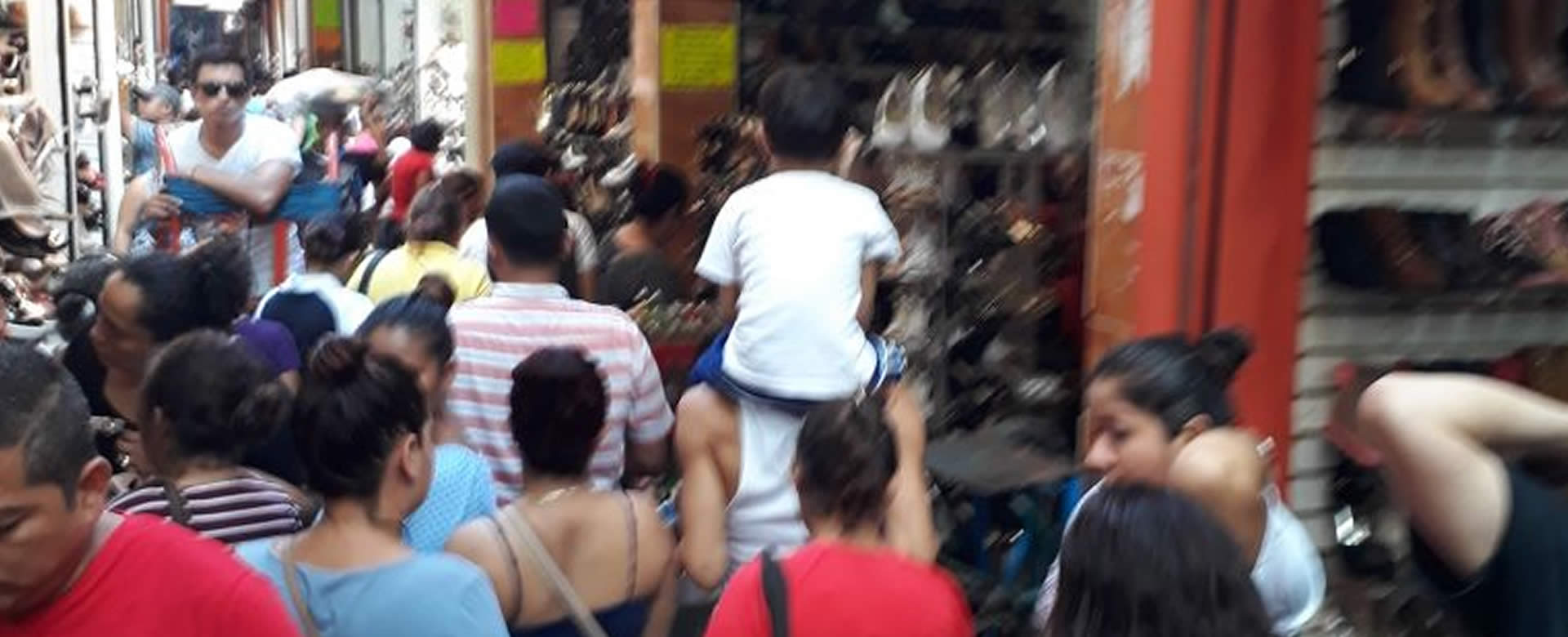Nicaragüenses visitan Mercado Oriental con aguinaldo en mano para hacer compras navideñas
