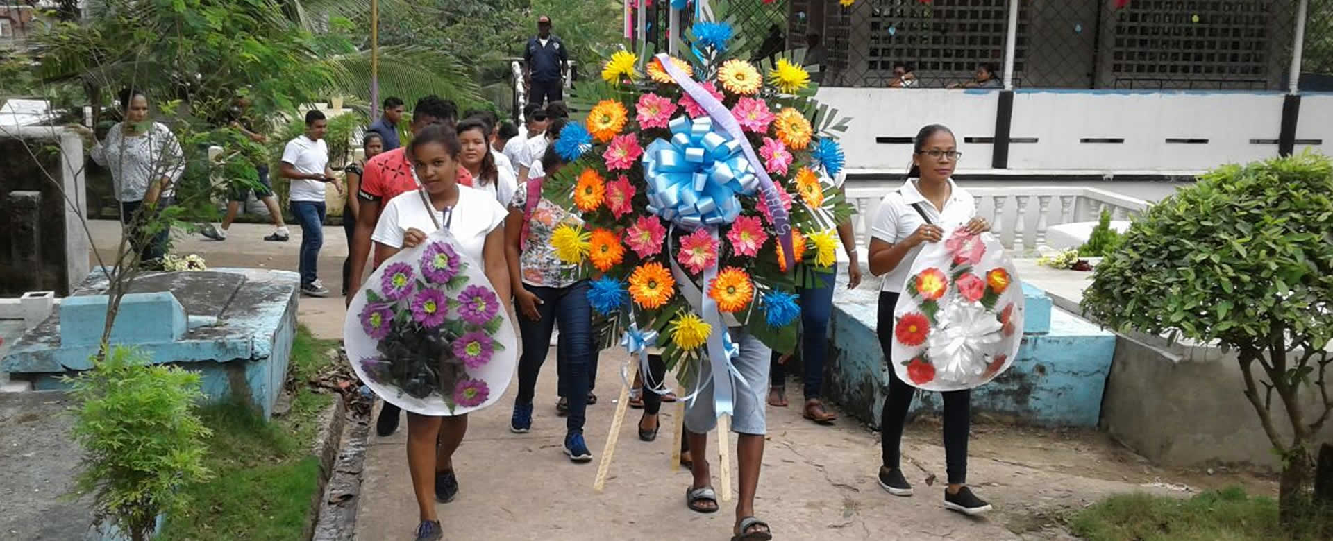 Juventud Sandinista de Bluefields visitan y limpian tumbas de héroes y mártires