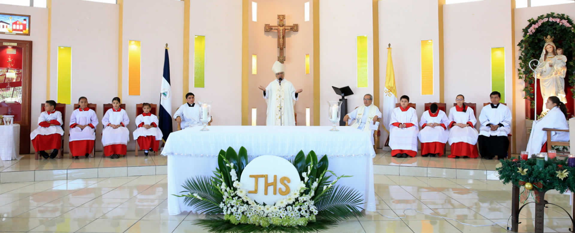 Cardenal Leopoldo Brenes celebra comuniones en la Parroquia La Merced