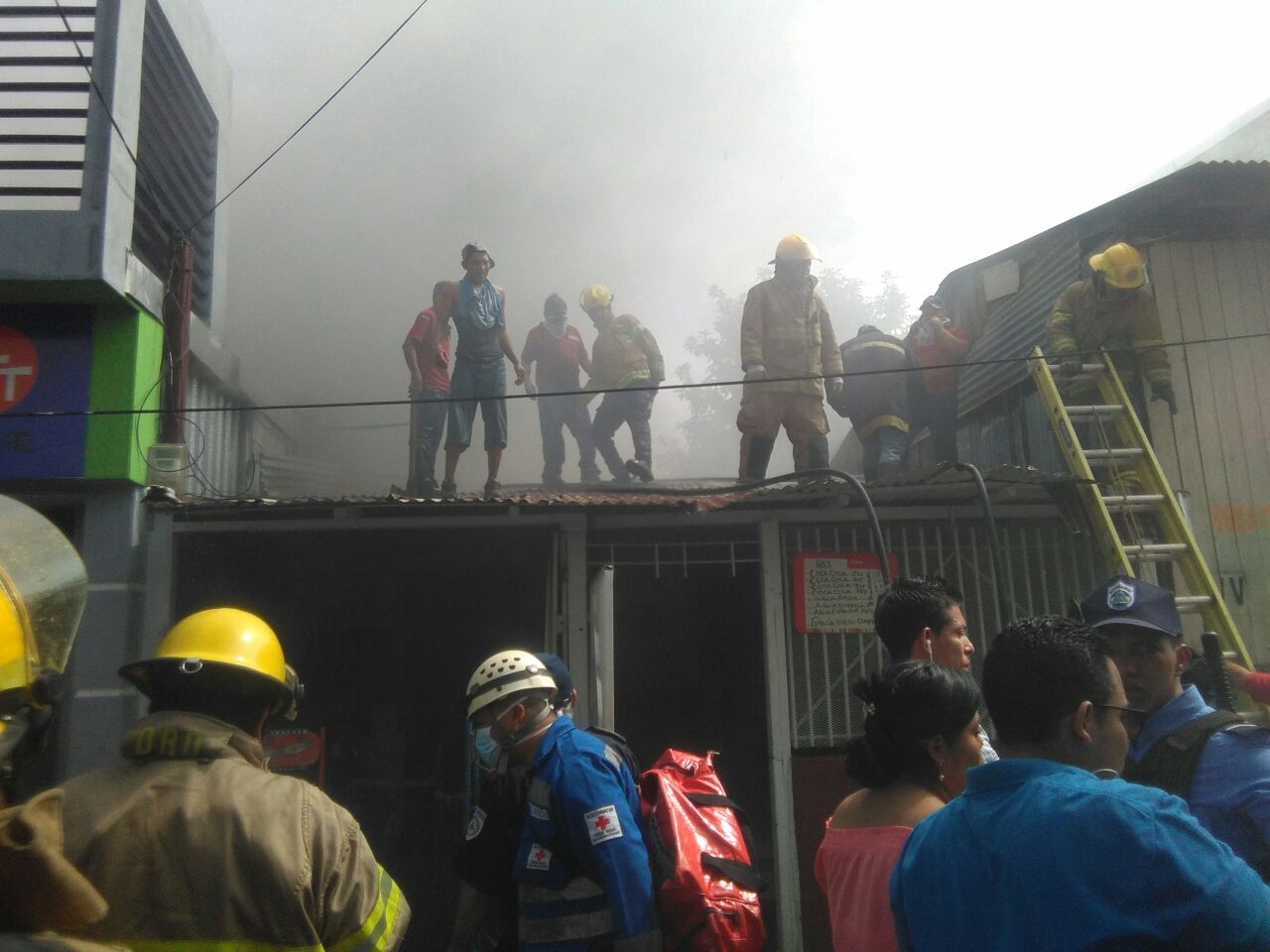 Bomberos controlan incendio en Bodega del Mercado Oriental