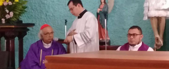 Cardenal Brenes preside confirmaciones en Parroquia San Luis, en Managua