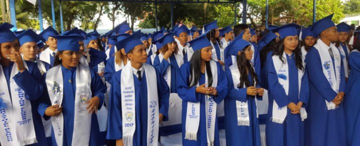 Estudiantes del Instituto Publico Enrique Flores reciben Diploma de Bachiller en Ciencias y Letras