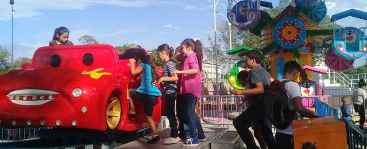 Familias disfrutar de juegos instalados, en el Parque Luis Alfonso Velásquez