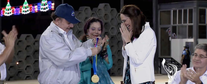Michele Richardson recibe la primera medalla de oro de los Juegos Centroamericanos