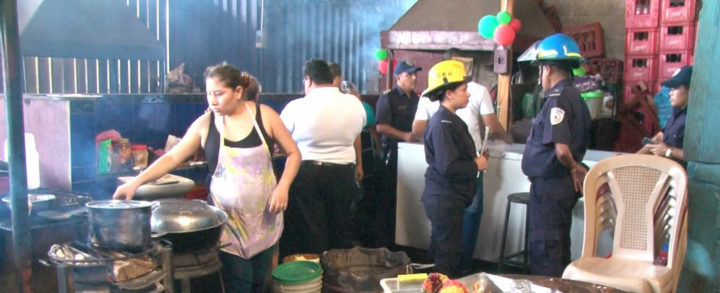 Bomberos inspeccionan puestos de comida en el Mercado Israel Lewites