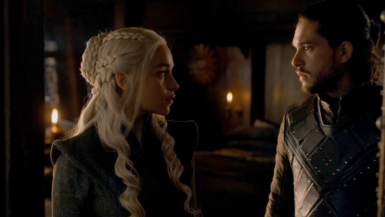 Una de las revelaciones más esperadas de la serie llegó en el episodio final de la séptima temporada: Jon Snow es en realidad hijo de Rhaegar Targaryen y Lynna Stark. Es decir, Aparte de una situación incómoda cuando lo descubran los amantes, lo más importante es que Jon se ha convertido en el legítimo heredero del Trono de Hierro. Y así, su hermana Sansa seguirá ejerciendo de la Señora del Norte. Teniendo en cuenta el carácter del personaje, y su nueva relación amorosa, parece improbable que el nuevo Aegon Targaryen piense en discutir el reinado a Daenerys, y lo más probable es que simplemente fortalezca su unión. A menos que uno de los dos tenga problemas con el incesto, habitual en la casa Targaryen