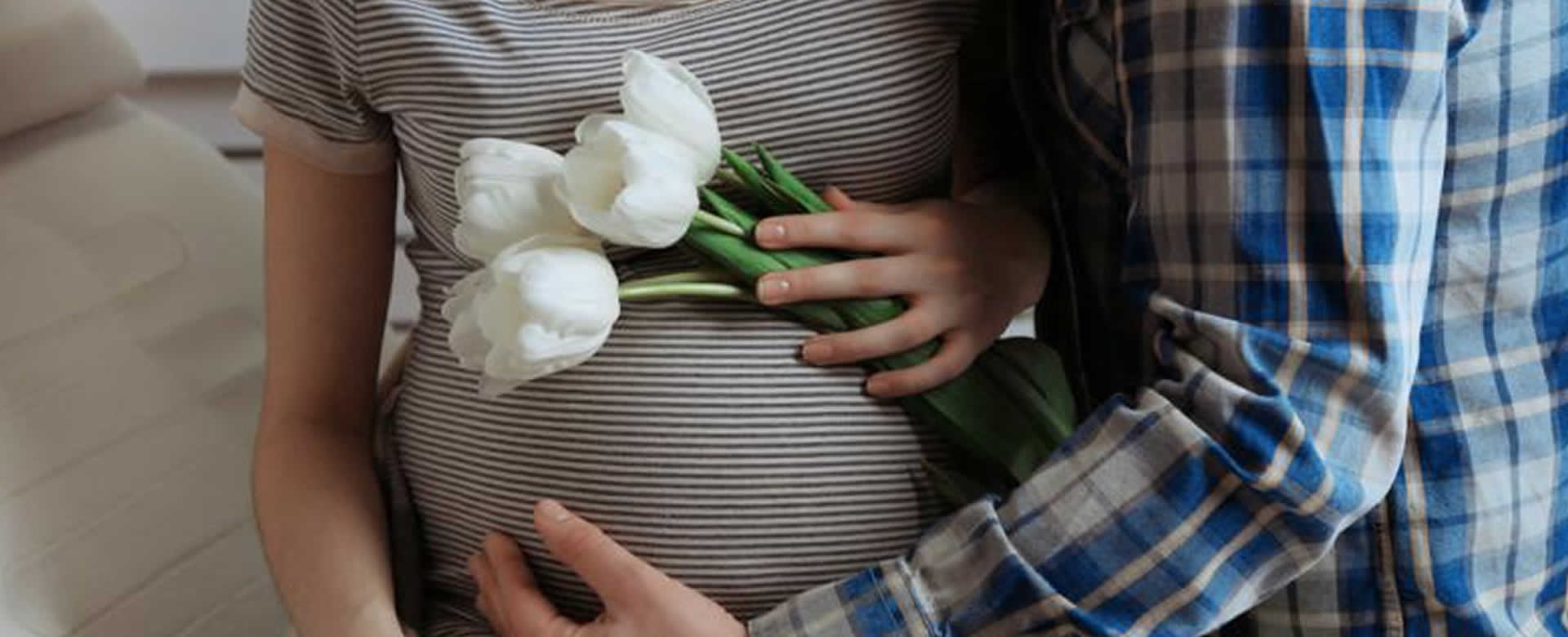 ¿Por qué los hombres presentan síntomas del embarazo de sus parejas?