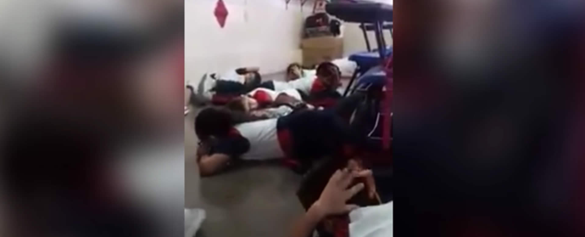 Maestra de México canta con sus estudiantes para mantenerlos en calma en medio de una balacera