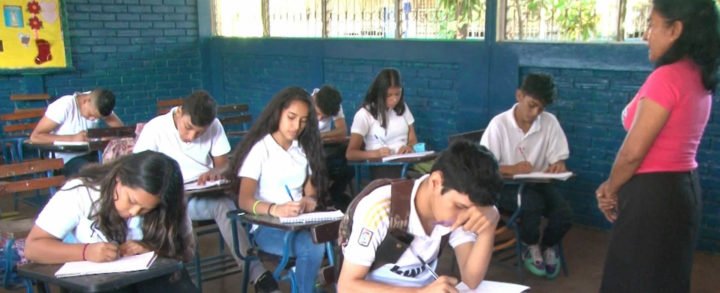 Estudiantes del Instituto Gaspar García Laviana de la capital reciben reforzamiento