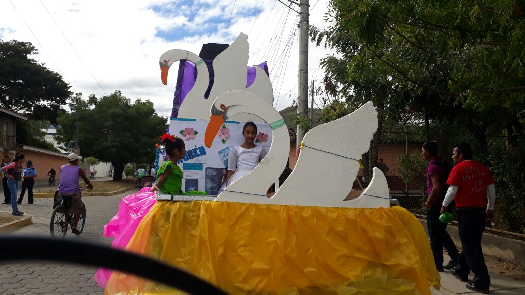 Somoto inicia desfile de carrozas a Darío realizado por estudiantes y docentes