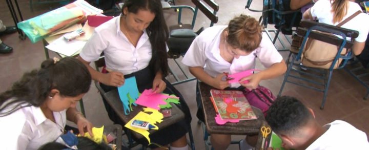 Estudiantes del Colegio Filemón Rivera crean manualidades para celebrar la amistad