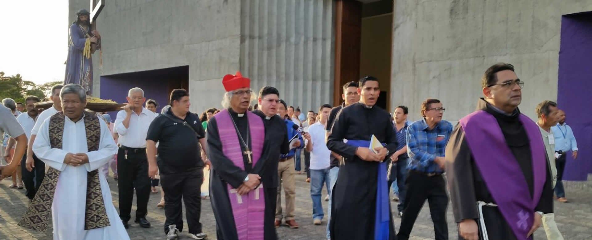 Cardenal Leopoldo participa del viacrucis del segundo viernes de cuaresma