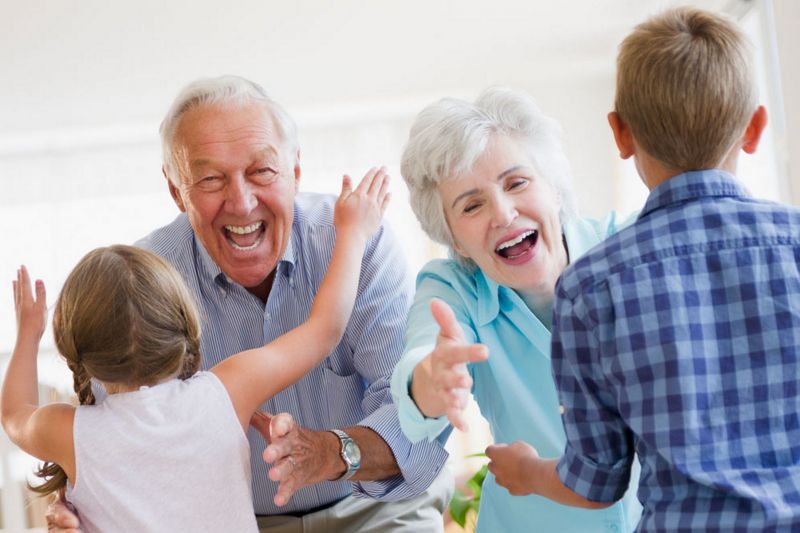 Sabías que las abuelas que cuida a los nietos y convive con la familia vive mucho más tiempo