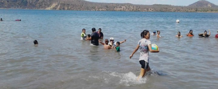 Centenares de capitalinos llegan hasta la Laguna de Xiloa a refrescarse