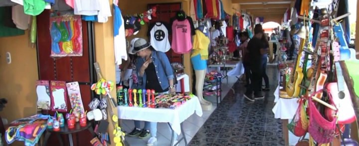 Familias nicaragüenses visitan el atractivo y pintoresco municipio de Catarina