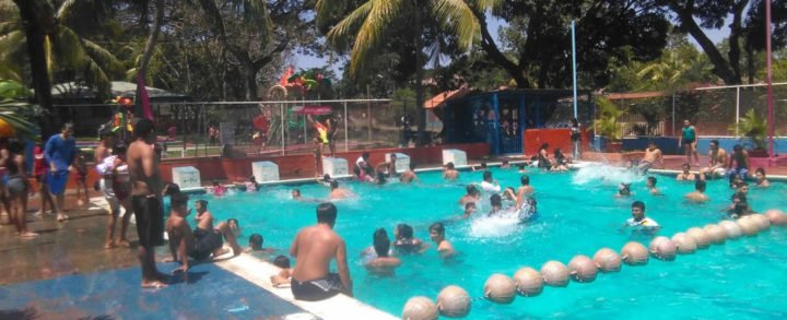 Decenas de familias disfrutan en los diferentes centros recreativos