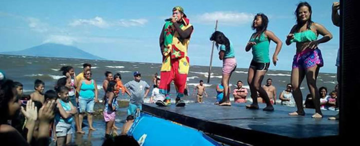 INTUR ameniza tarde recreativa junto a decenas de turistas en Playa La Virgen