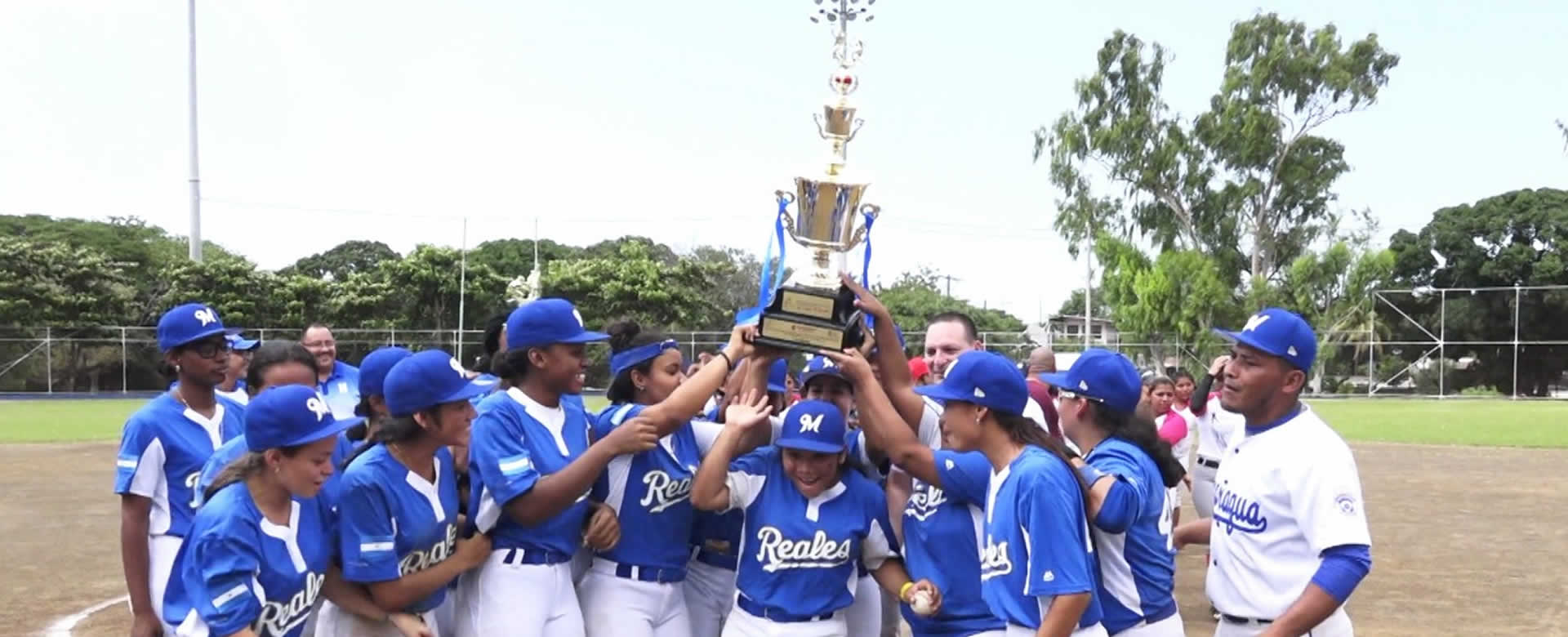 Realizan encuentro femenino de béisbol en Managua
