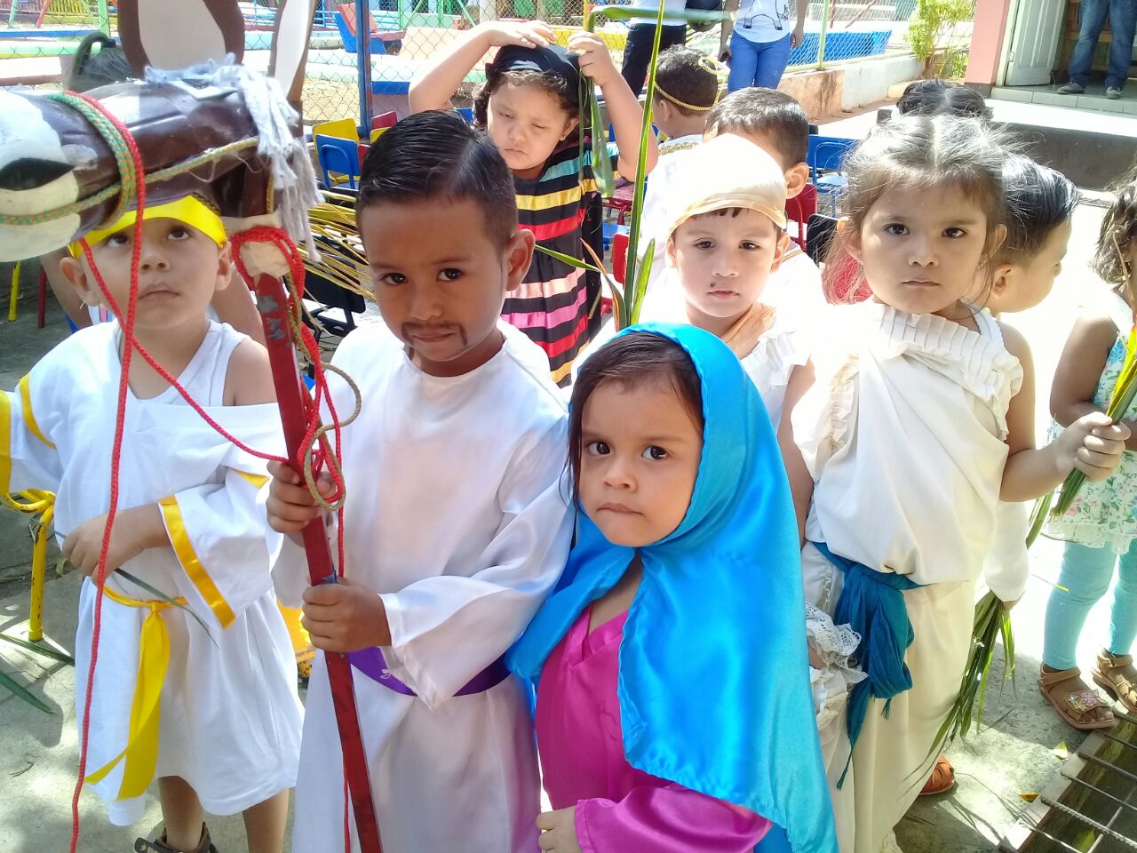 Niños del preescolar Arcoiris dramatizan la llegada de Jesús a Jerusalén