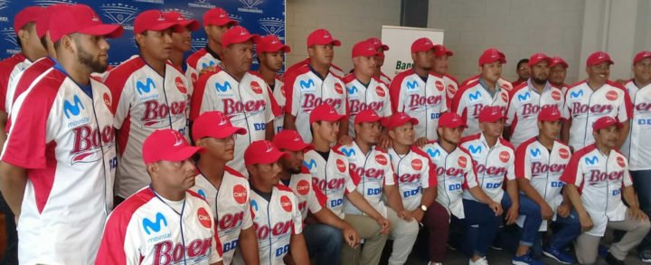 Indios del Boer reciben uniformes para participar en el Campeonato Nacional de Béisbol