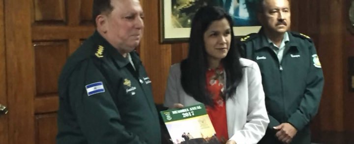 Ejército de Nicaragua entrega el Libro Memorias a AMCHAN