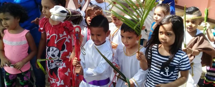 Niños del preescolar Arcoiris dramatizan la llegada de Jesús a Jerusalén