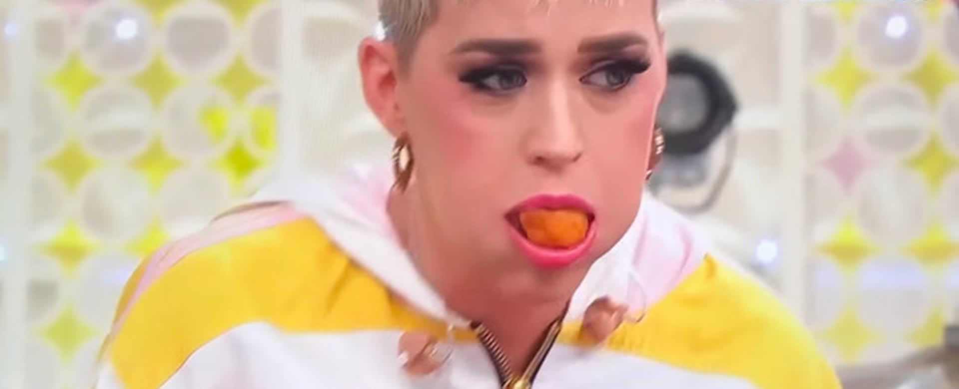 ¡Katy Perry prueba cuánto pollo le cabe en la boca!