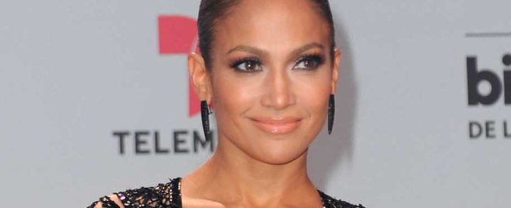 Jennifer Lopez se prepara para lanzar su propia línea de maquillaje