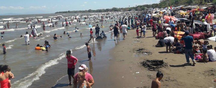 Bañistas disfrutan de las cálidas aguas de Rivas en tranquilidad