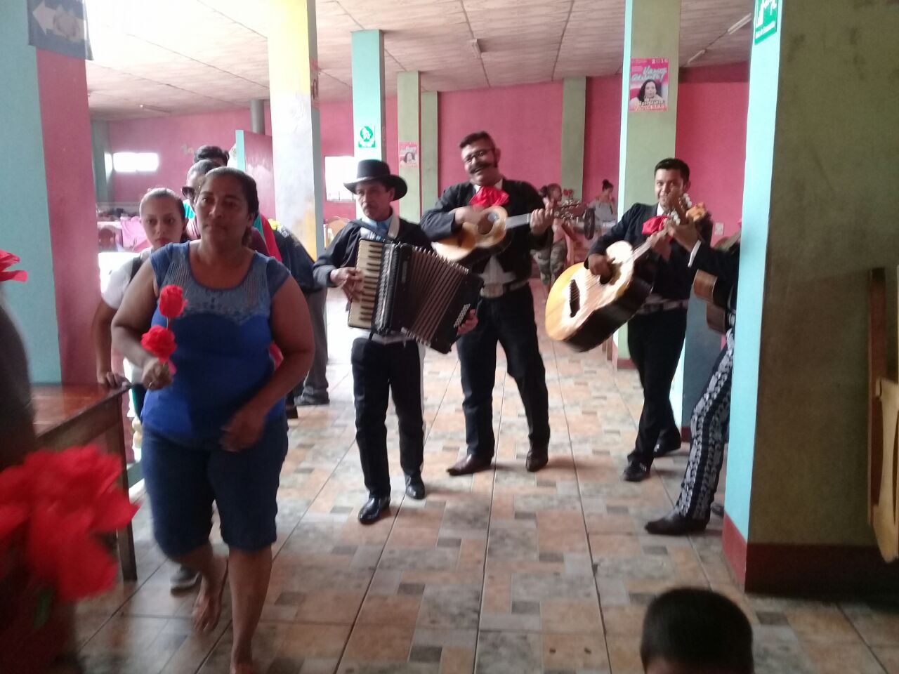 Mercado municipal de Bluefields celebra cantando a las madres trabajadoras