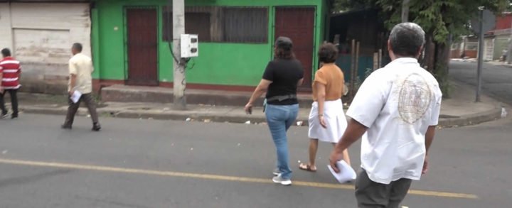 Brigada del MINSA visita casas del Barrio Monseñor Lezcano