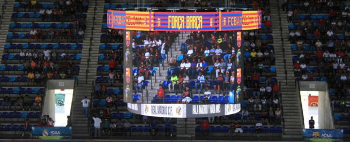 Fanáticos del Clásico Español disfrutan de las instalaciones del Estadio Virtual