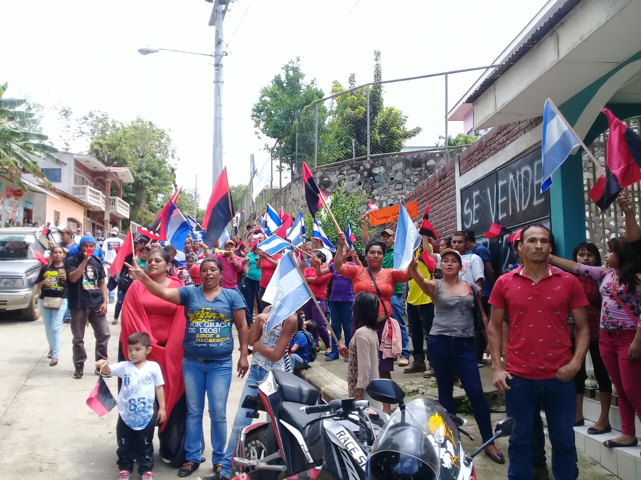 Decenas de familias de San Juan Del Rio Coco caminan en respaldo de la paz, tranquilidad y Diálogo