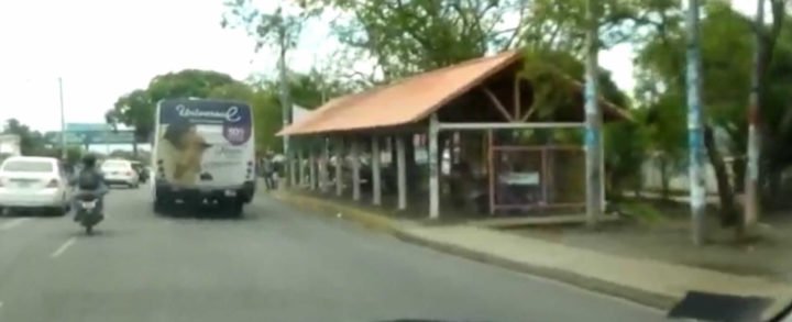 Otra unidad del transporte colectivo de Managua es secuestrada por vándalos de la derecha