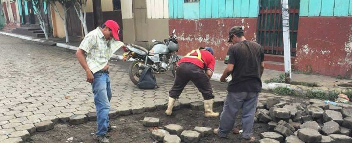 Trabajadores de la alcaldía de Chinandega reparan daños causados por grupos vandálicos