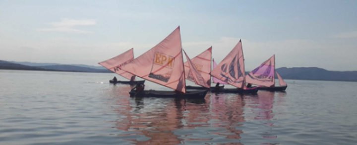 Seis botes de vela en competencia en el gran lago Xolotlán